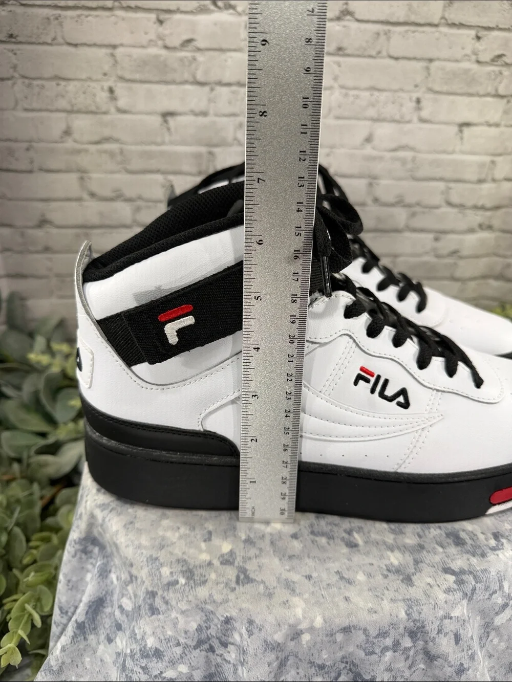 FILA “V-10 Lux” White & Black Synthetic Leather Mid-High Sneakers Mens 11.5M EUC